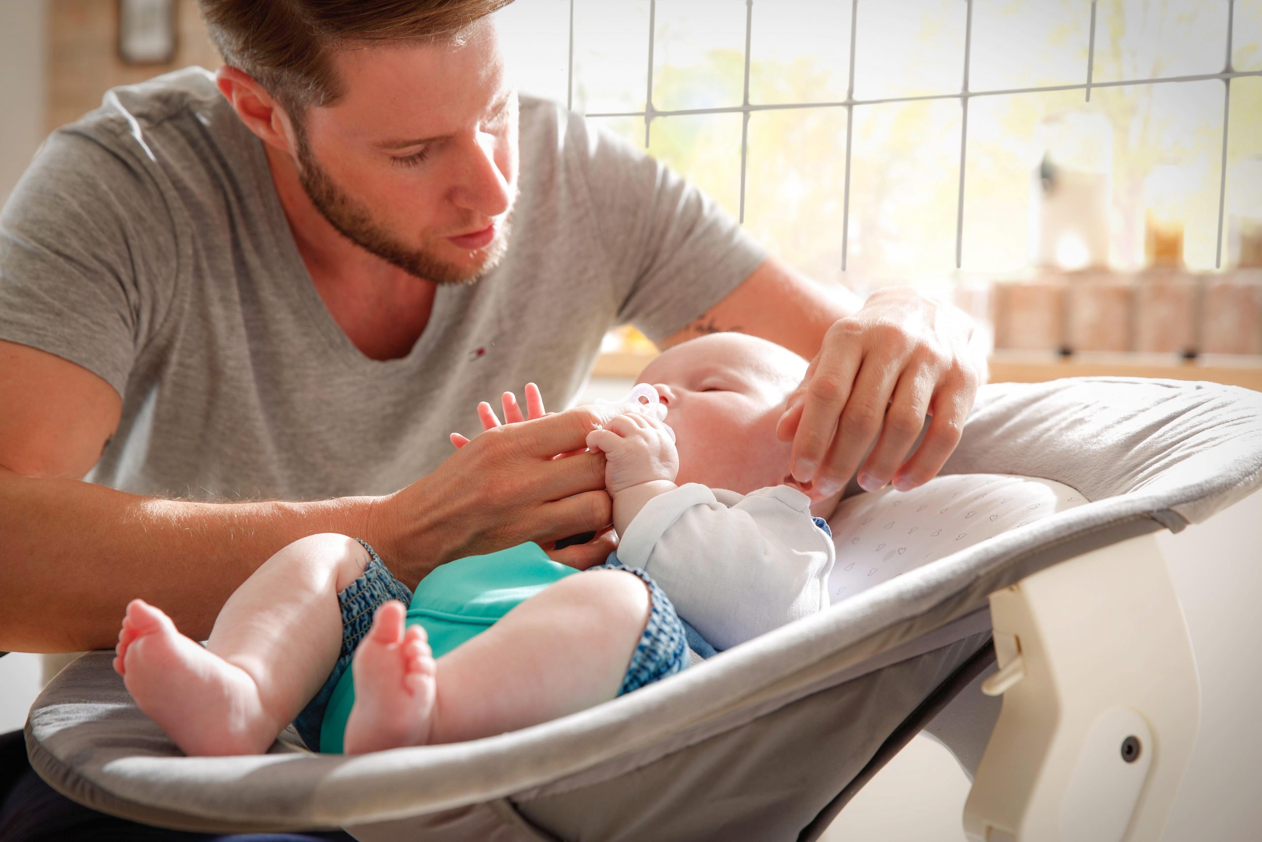saj se tam počuti varnega in se lahko povsem sprosti. A povsem normalno je