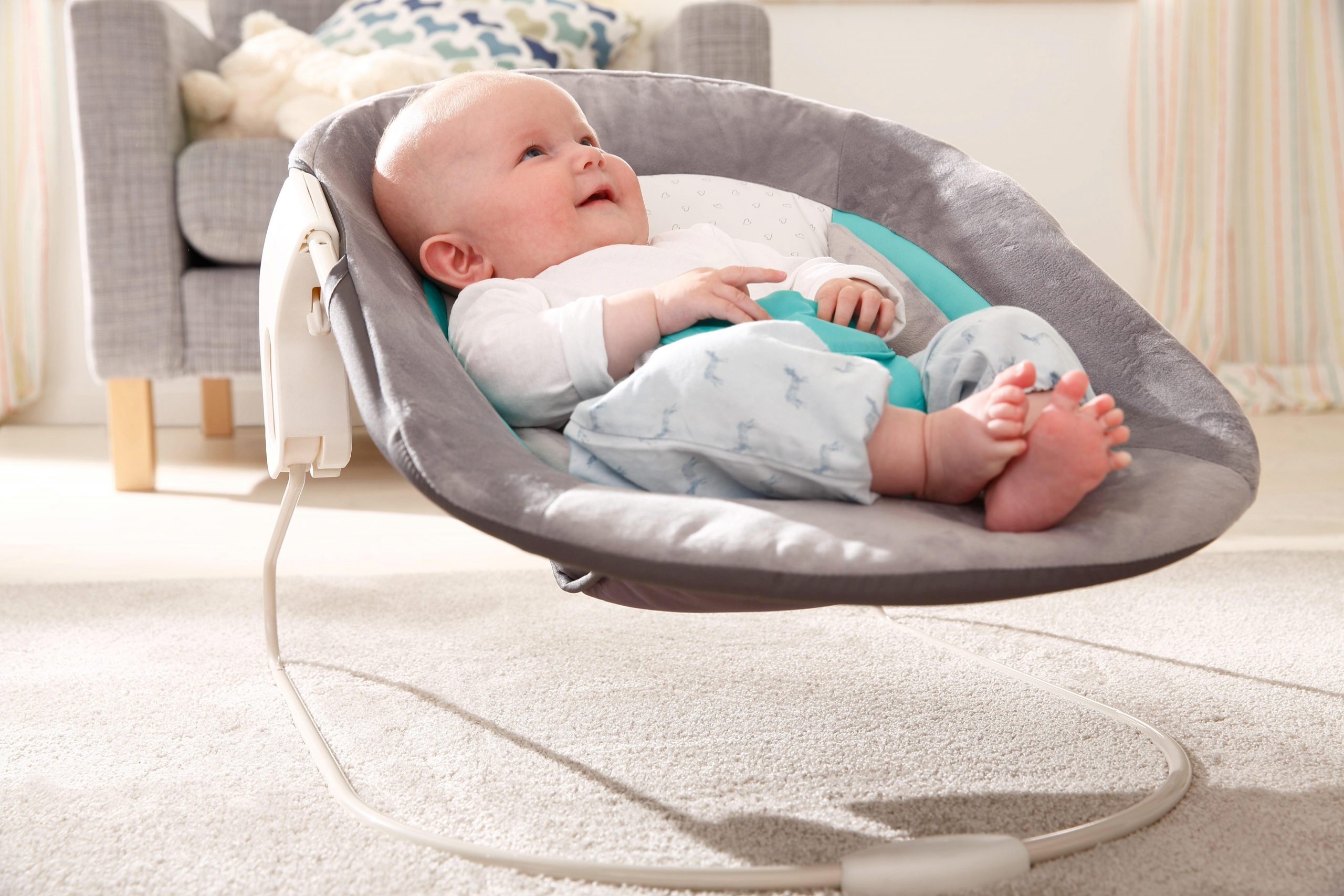 Ležalnik je udoben in dojenček se bo v njem dobro počutil. Namestite ga lahko tudi na stol za hranjenje.