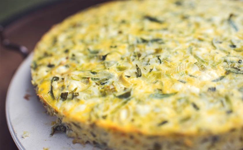 Pogača s porom in pehtranom, pečena na žaru.