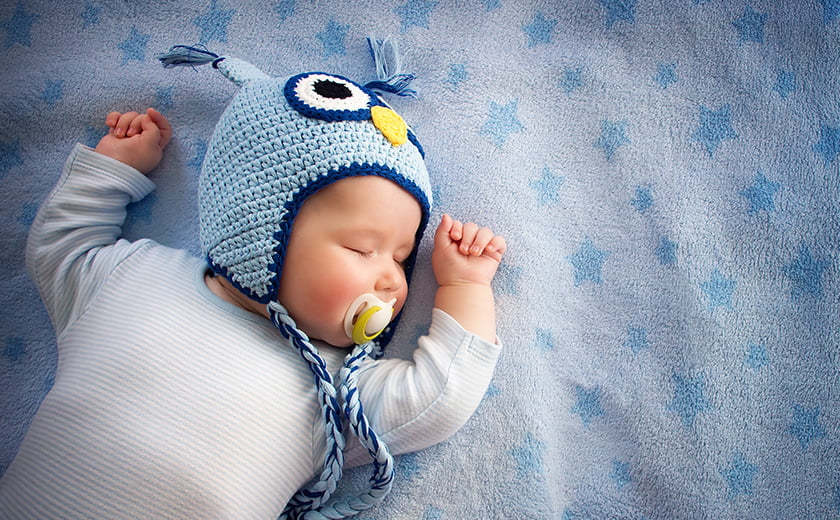 dojenček spi z dudo