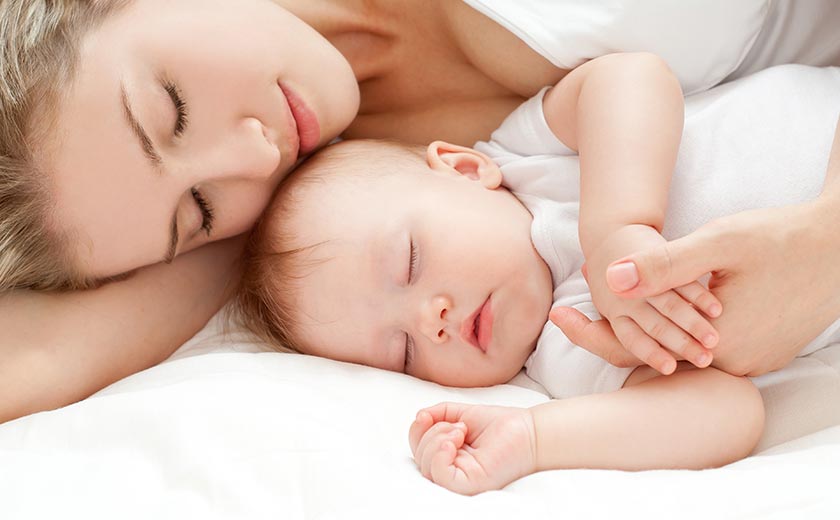 mama in dojenček spita