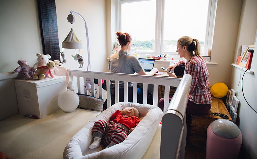 aktivna mama dojenček spi