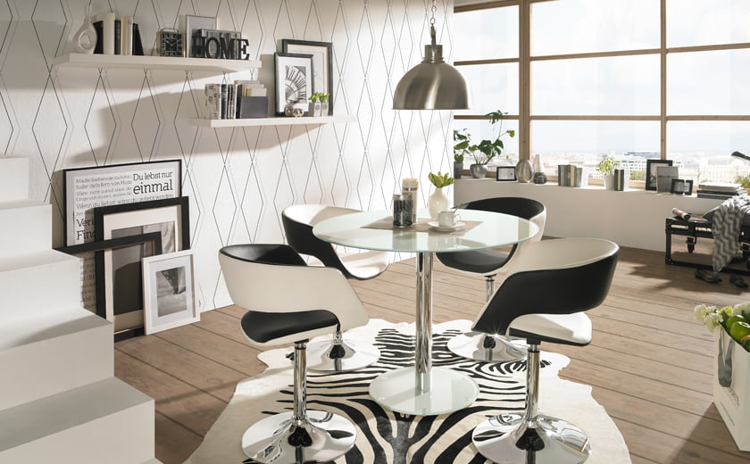 Jedilnica manjša kombinacija jedilnih miz in stolov