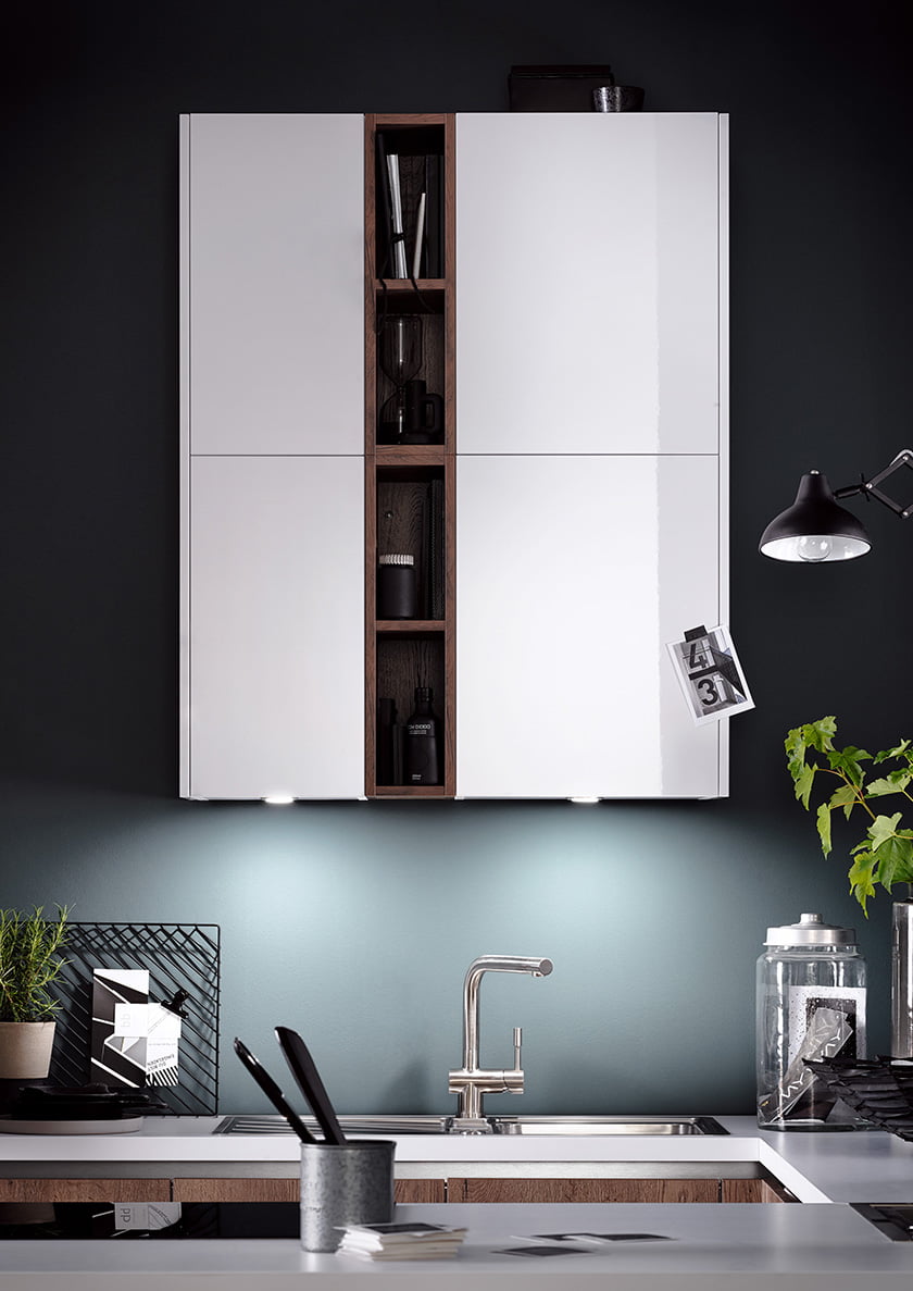 Kuhinja moderna osvetlitev pult umivalnik omarice