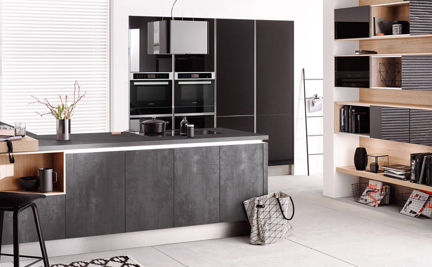 Kuhinjski otok črne barve open plan