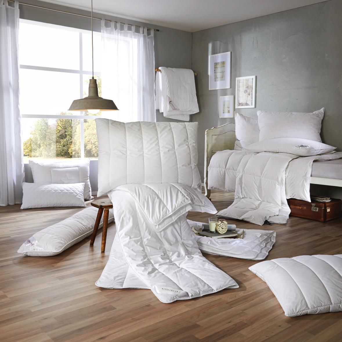 Moderna posteljnina v beli barvi.