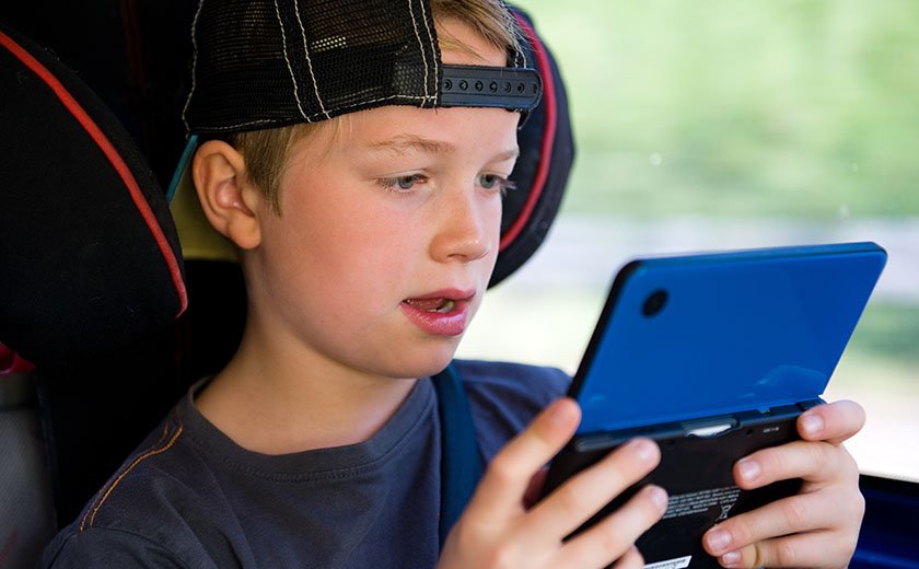 Otrok na telefonu