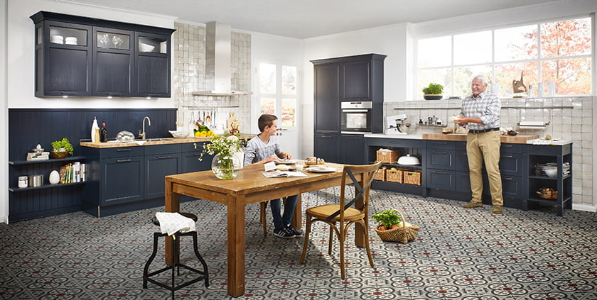 Podezelska kuhinja modra elegantna temne barve