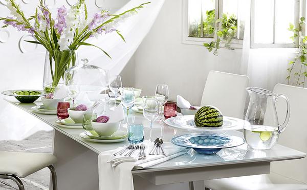 Bela jedlina miza s pogrinjki in dekoracijo