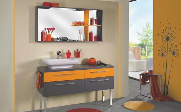 Oranžna in siva kopalnica z dodatki