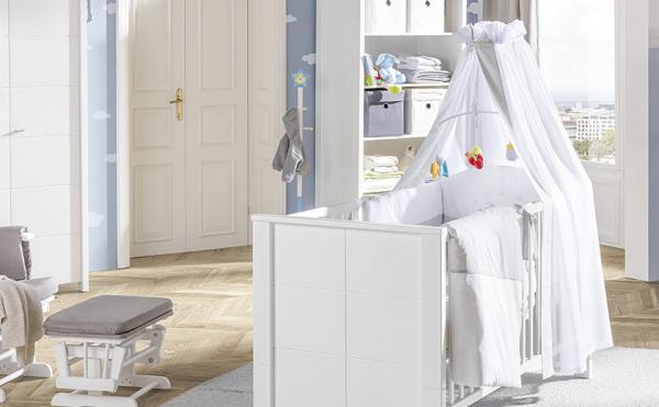 Otroška posteljica z baldahinom v beli barvi