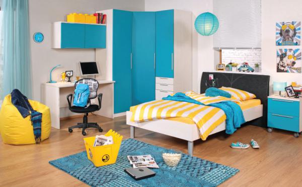 Postelja, pisalna miza in omare v mladinski sobi