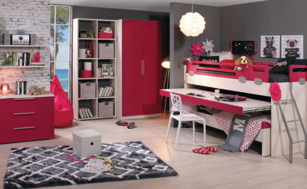 Rožnata mladinska soba z dvignjeno posteljo