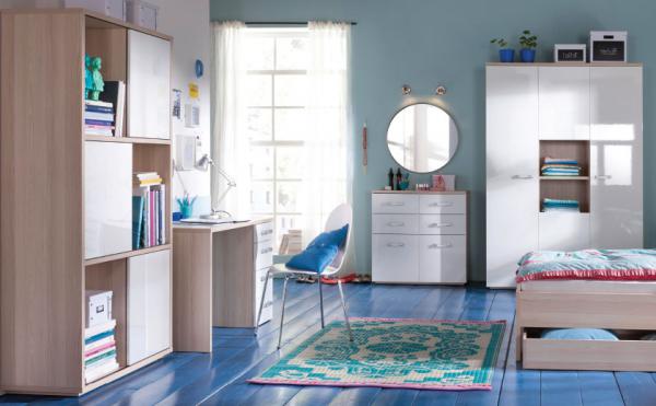 Pisalna miza in omare v beli mladinski sobi