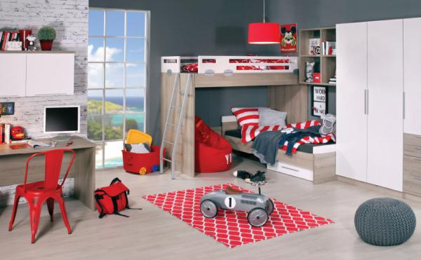 Pograd postelja v otroški sobi z dodatki