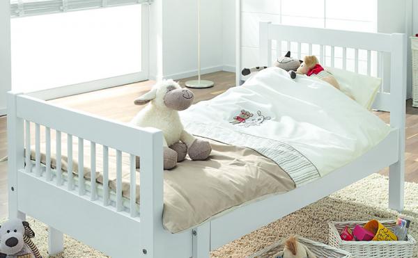 Bela masivna otroška postelja