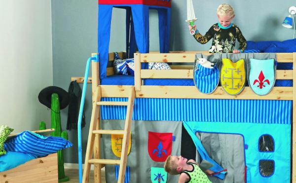 Dvignjena otroška postelja z igralnim centrom