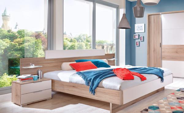 Moderna spalnica z dodatki v živih barvah