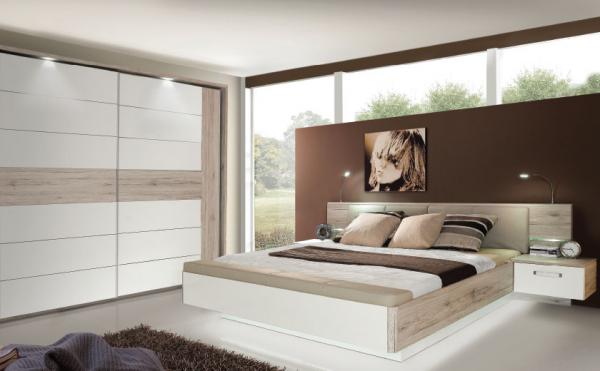 S svetili opremljena spalnica v rjavih tonih