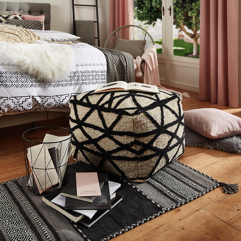 dekor dekoracija tabure preproge vzglavniki