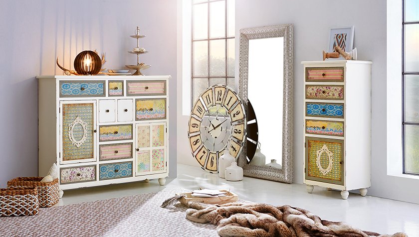 dnevna soba komode pisane vitrine dekor dodatki