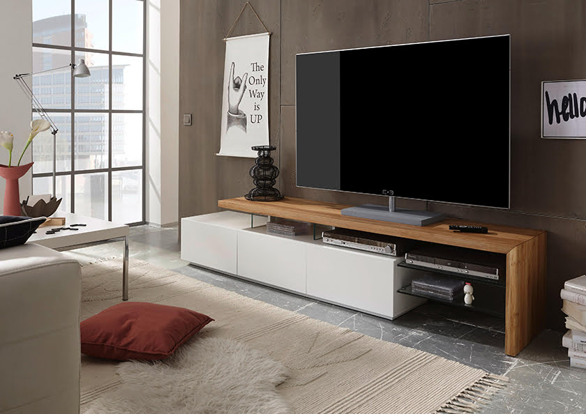 dnevna soba tv regal omarica preproge okrasni vzglavnik dekor