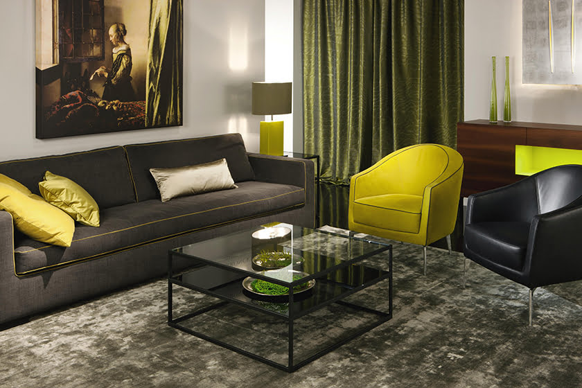 dnevna soba sedežna garnitura stoli mizica dekor vzglavniki zavese slike