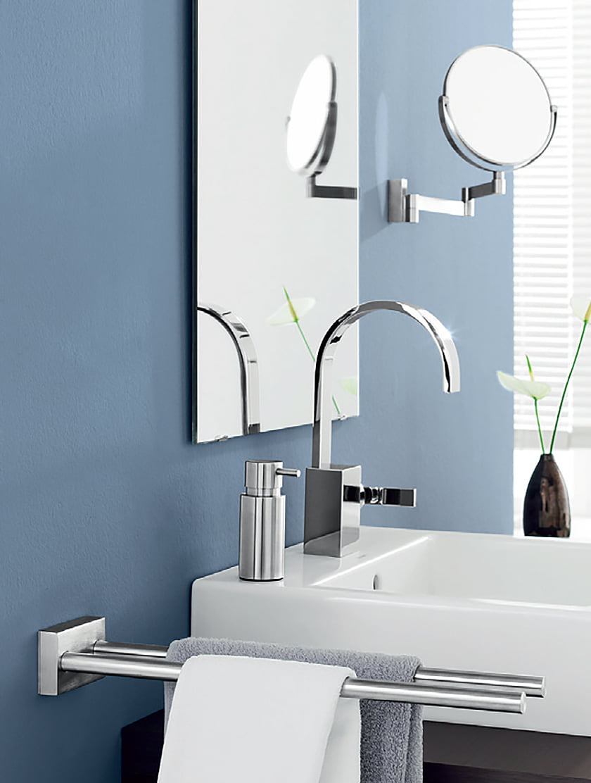 kopalnica detajli umivalnik krom ogledalo držala za brisače