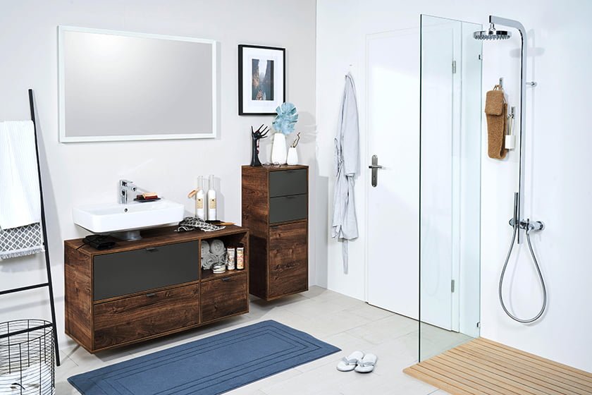 manjša kopalnica morska ogledala dekor omarice blok tuš