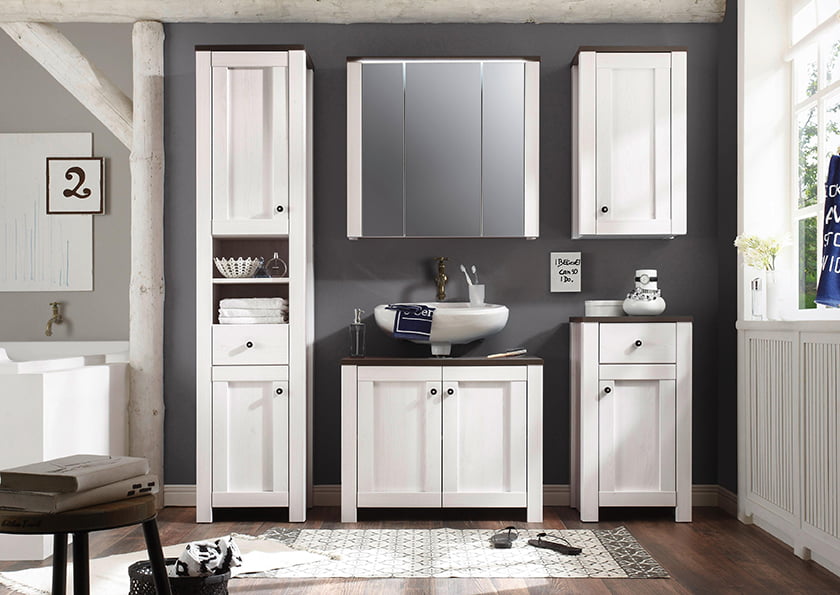 kopalnica vintage omarice umivalnik ogledalo shranjevalne površine dekor