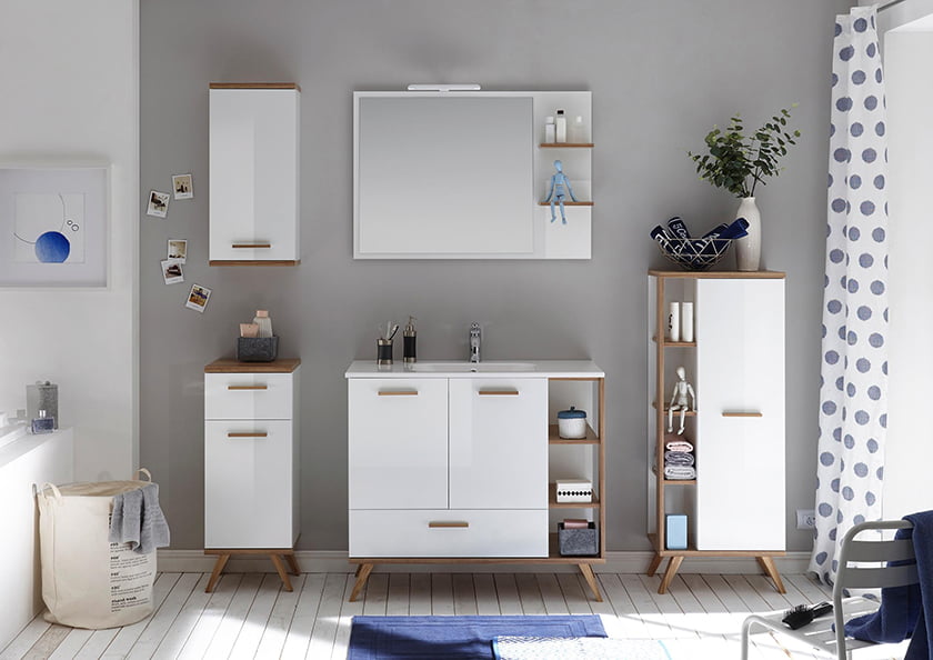 kopalnica elegantna nežne barve preproge brisače omarice ogledala dodatki