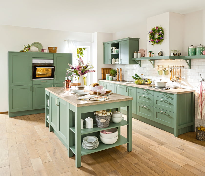 podeželska kuhinja klasika kuhinjski otok nežne zelene barve