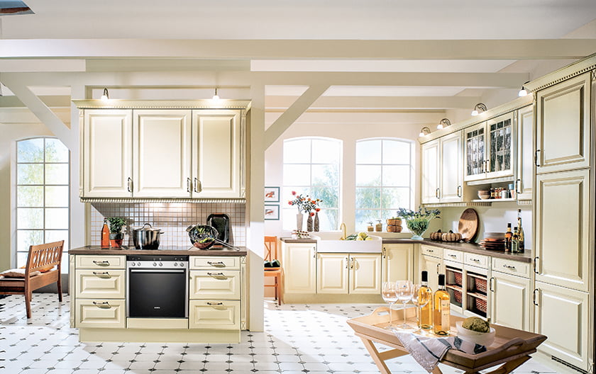 podeželska kuhinja svetla bela tehnika