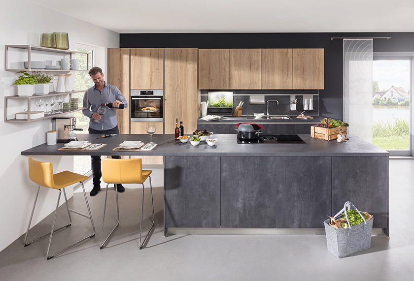 kuhinjski otok jedilnica police barski stoli dekor 