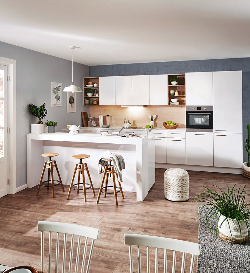 kuhinjski otok zajtrkovalni pult barski stoli ločena jedilnica 