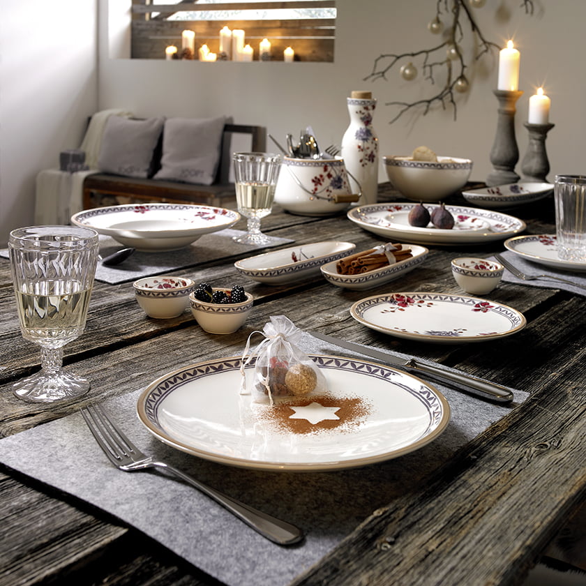 kuhinjski pripomočki pribor krožniki kozarci praznični dekor