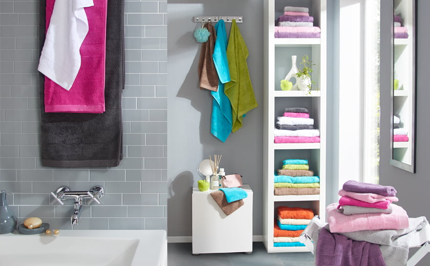 majhna kopalnica pisane brisače