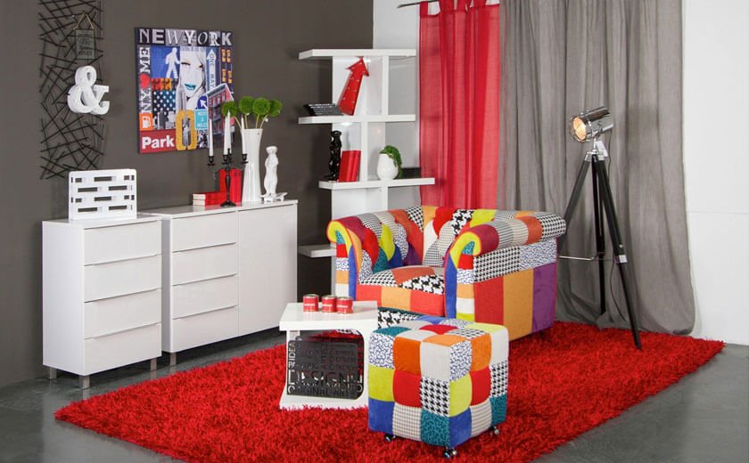 fotelj in dodatki za dom v živih barvah