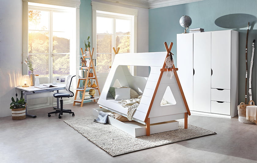 otroška soba igrivo postelja miza omara