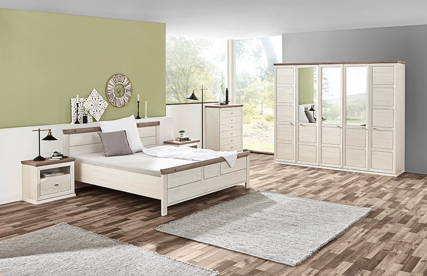 postelja lesena svetla kombinacija dodatki dekor