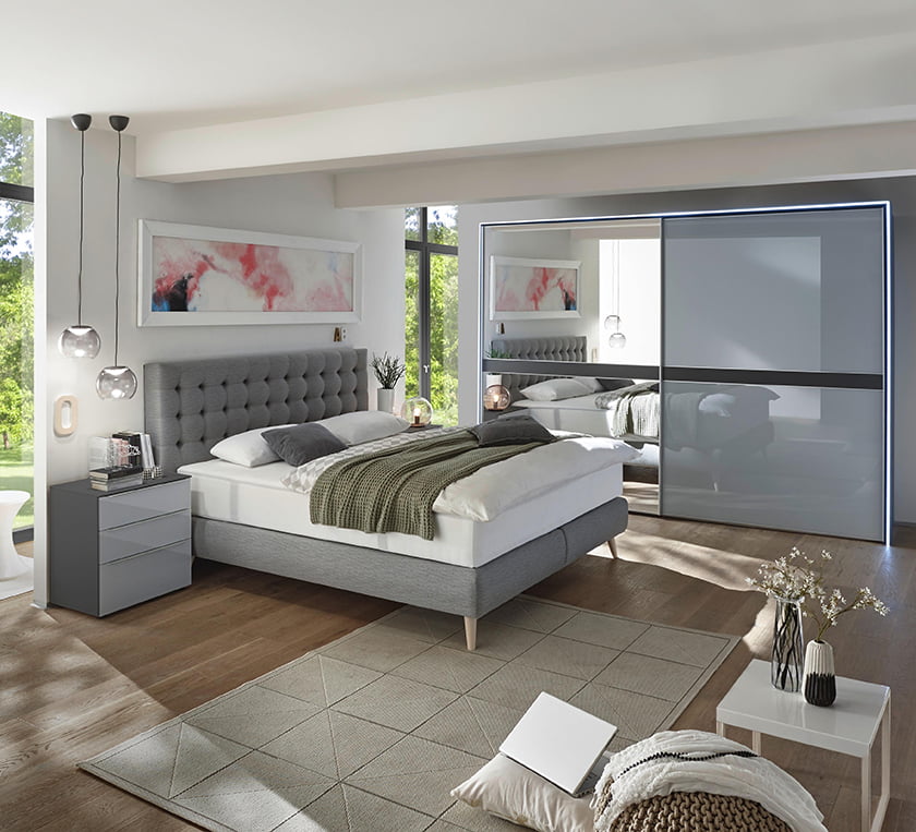 spalnica omara postelja omarica dekor vzglavniki pregrinjalo odeja