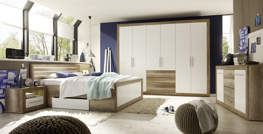 spalnica garderoba les omare z drsnimi vrati