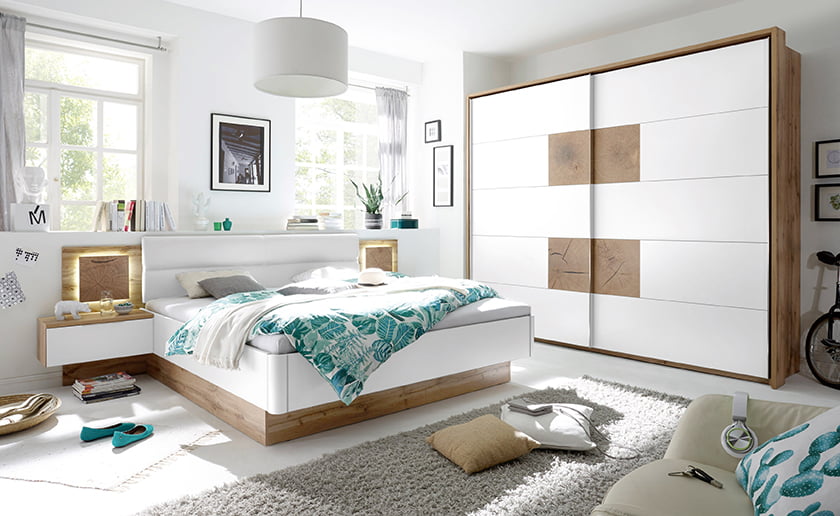 spalnica les svetla barvna kombinacija