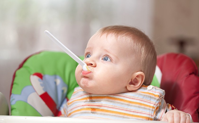 Uvajanje goste hrane - dojenček