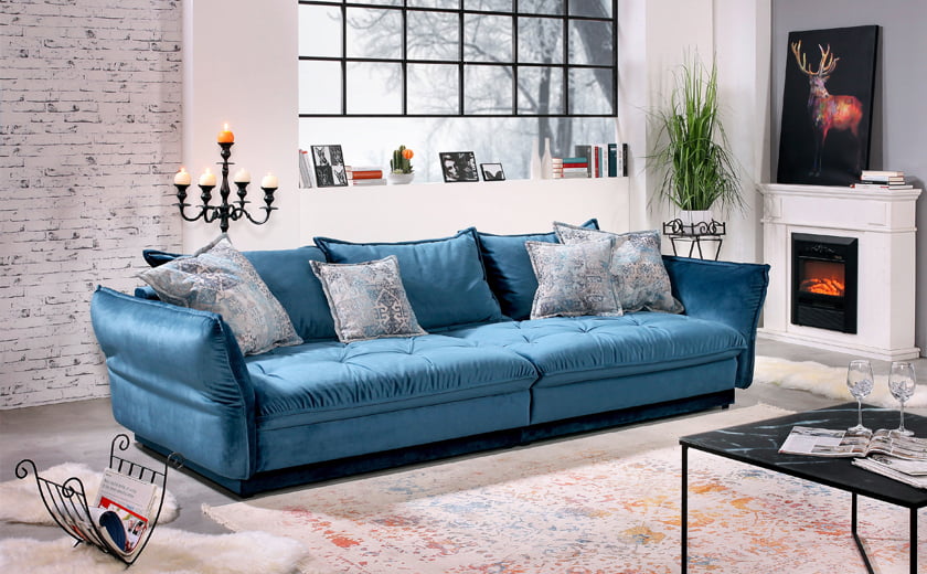 žametna zofa modra dekorativni vzglavniki