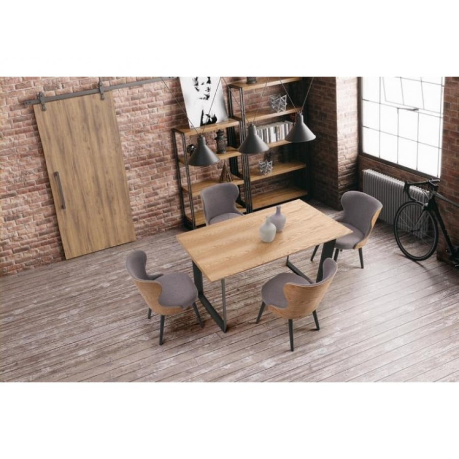 Jedilna miza JAKE je preprosta in elegantna miza, ki združuje ljubezen do topline lesa in moč kovine. Ima polico iz umetnega ratana pod mizno ploščo.