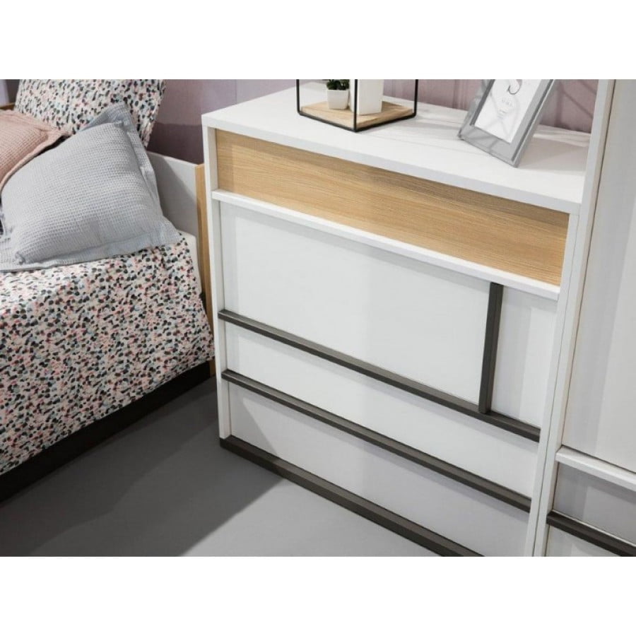 Komoda MELI je primerna za vsako dnevno sobo in spalnico. Je prostorna in moderna. Dimenzije: - Š:90x V:90x G:40 cm Material: - Laminirana plošča - ABS