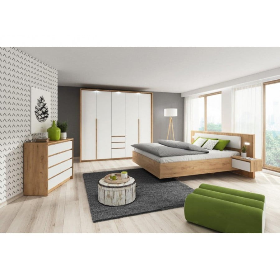 Elegantna in moderna spalnica, ki je sestavljena iz pet delne omare, postelje z nočnimi omaricami in komode. Omara in postelja vsebuje LED luči. Lahko jo