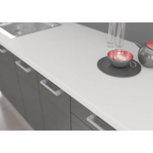 Kuhinjski pult BELI je dobro odporen na zunanje dejavnike, kot so praske, tekočine, udarci in toplota. Debelina plošče je 28 mm. Dobavljiv je v beli barvi.