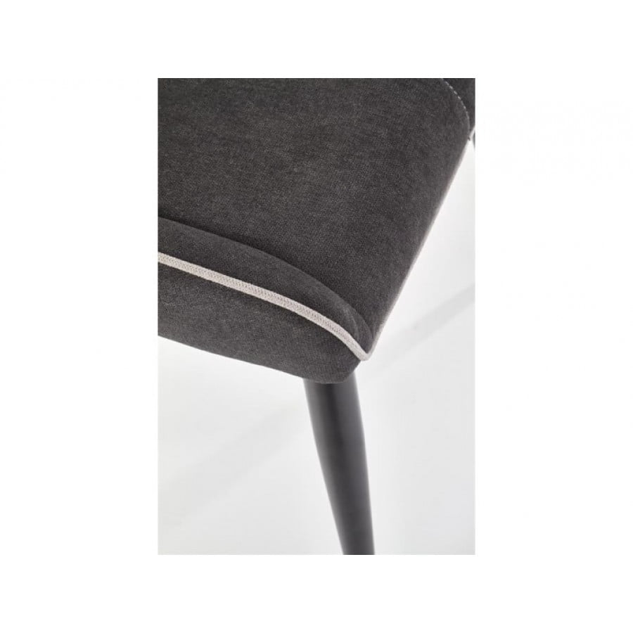 Kuhinjski stol DIZEL je moderen in kakovosten stol za vašo jedilnico. Ogrodje je narejeno iz kovine v črni barvi, oblazinjen pa je v kvalitetno tkanino.